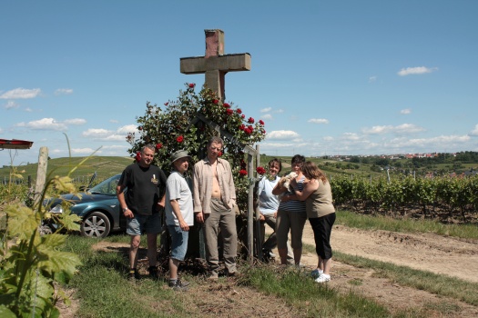 Bild 1: Ein Teil unserer Gruppe am Sandsteinkreuz in den Weinbergen bei Sulzheim