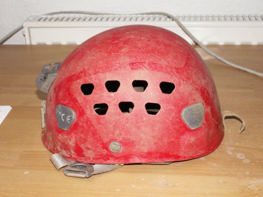 Helm_mit_Lampe.jpg Helm_mit_Lampe.jpg
